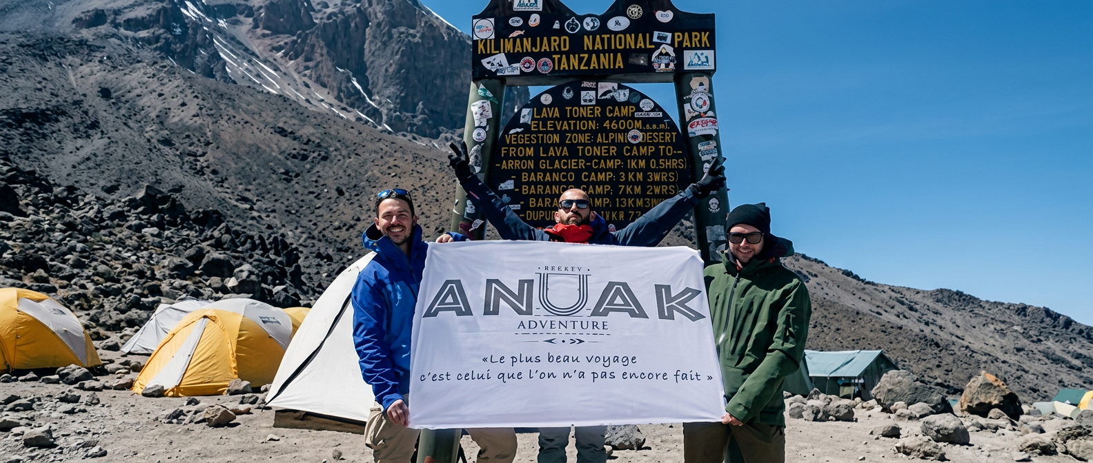 Camp sur le Kilimandjaro avec bannière Anuak Adventure